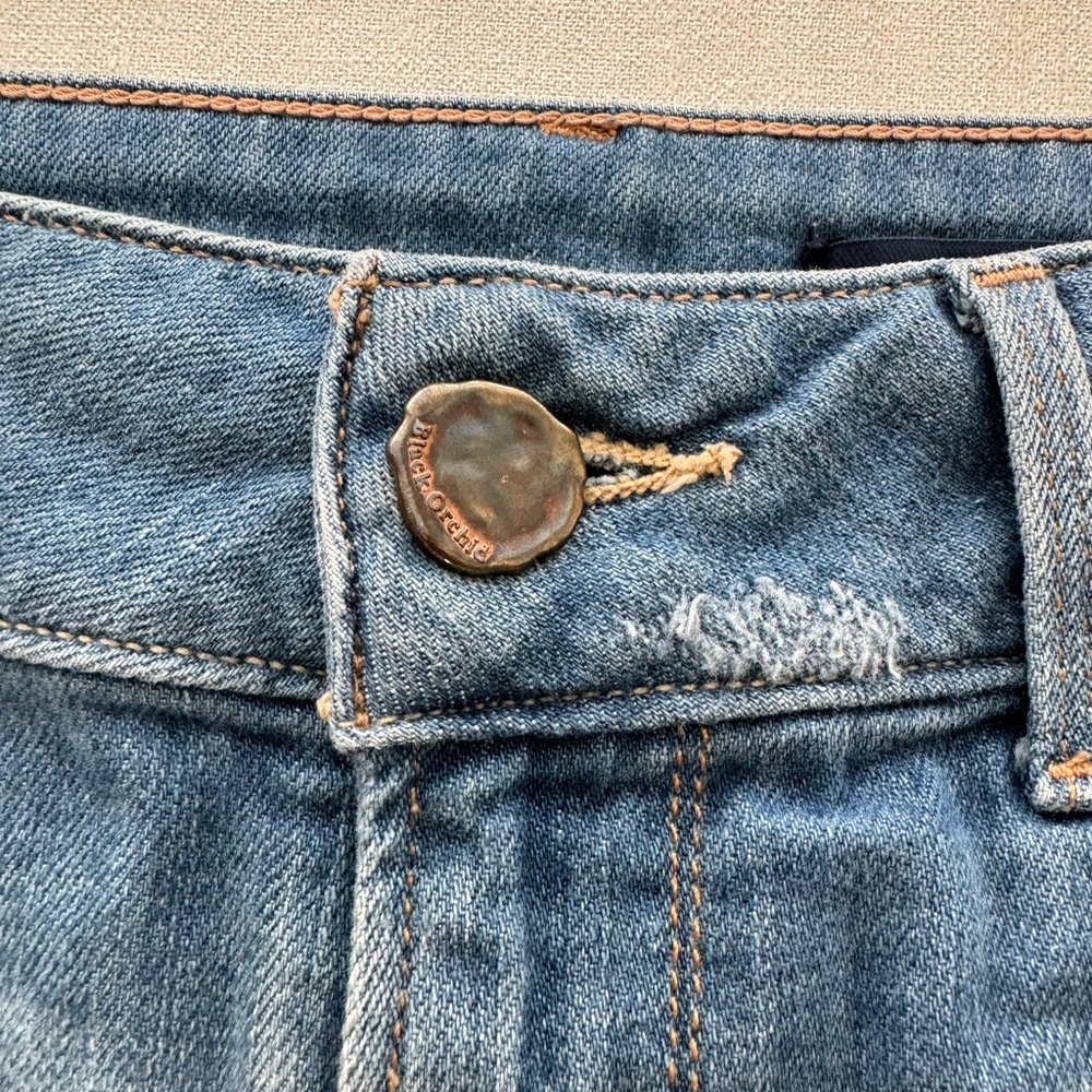 GUC Black Orchid Jean Shorts, Size 27, Relaxed Fit, TTS, Low Rise & Medium Wash - Picture 6 of 11